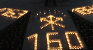 Свечи в память жертв Кавказской войны в Нальчике, стоп-кадр видео "Кавказского узла", https://www.youtube.com/watch?v=_fLlxu9MqBg&t=172s