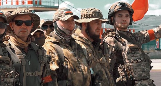 Отправка бойцов из аэропорта Грозного на Украину. 20 мая 2024 г. Фото: Грозный Информ https://www.grozny-inform.ru/news/svo/161017/ Отправка бойцов из аэропорта Грозного на Украину. 20 мая 2024 г. Фото: Грозный Информ https://www.grozny-inform.ru/news/svo/161017/