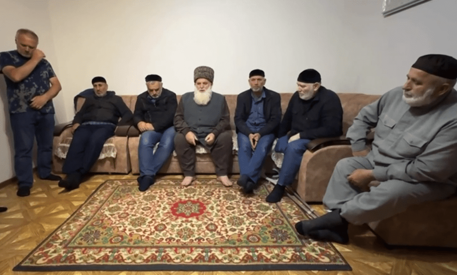 Члены семьи Эльмурзаевых, освобожденные после похищения силовиками. Стоп-кадр видео из Telegram-канала Тумсо Абдурахманова от 17.05.24, https://t.me/abusaddamshishani/6027 Члены семьи Эльмурзаевых, освобожденные после похищения силовиками. Стоп-кадр видео из Telegram-канала Тумсо Абдурахманова от 17.05.24, https://t.me/abusaddamshishani/6027