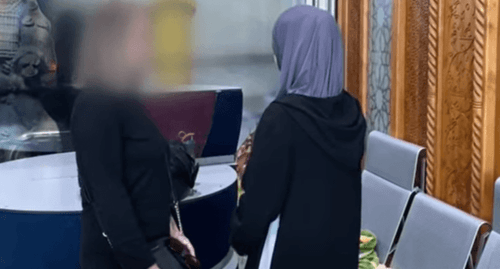 Лейла Гатагажева (справа). Скриншот оперативного видео МВД России Лейла Гатагажева (справа). Скриншот оперативного видео МВД России