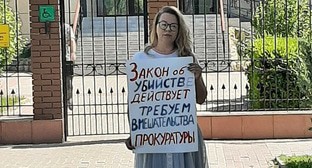 Зоозащитница Мария Ткачева в одиночном пикете. Фото: Елена Есипова https://vk.com/wall494467841_30500