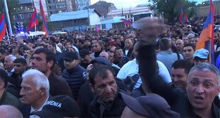 Акция протеста в Сардарапане. 27 мая 2024 г. Скриншот видео "Кавказского узла" https://www.youtube.com/watch?v=CEw6d22CtpA