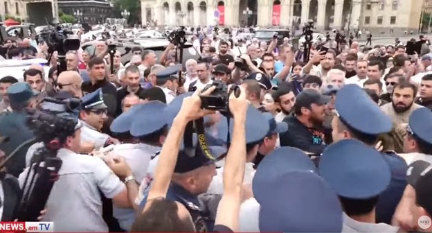 Стычки протестующих с полицией в Ереване, стоп-кадр трансляции канала news.am https://www.youtube.com/watch?v=tXJXKuKOty0 Стычки протестующих с полицией в Ереване, стоп-кадр трансляции канала news.am https://www.youtube.com/watch?v=tXJXKuKOty0
