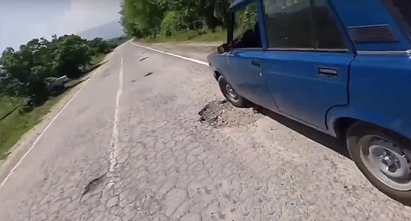 Дорога в село Гюхряг. Кадр из видео https://vk.com/wall-74219800_2393831 Дорога в село Гюхряг. Кадр из видео https://vk.com/wall-74219800_2393831