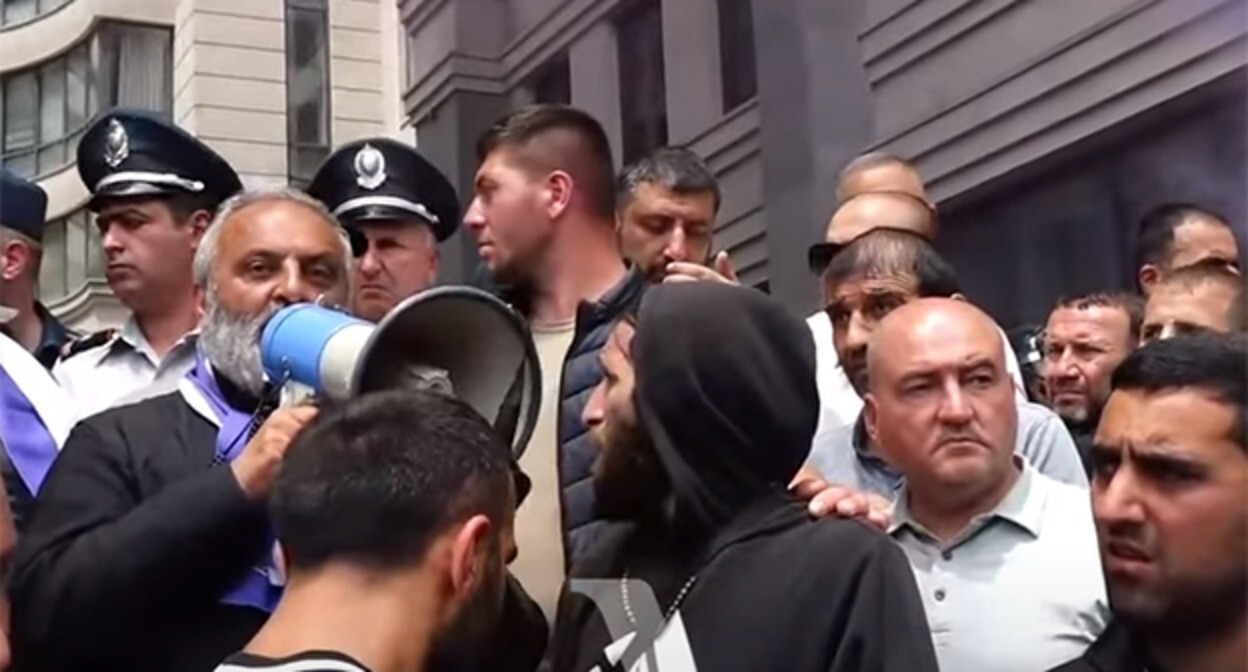 Участники акции протеста. Ереван, 31 мая 2024 г. Скриншот видео 
Armenia Today https://www.youtube.com/watch?v=dH3m6I4U1vE