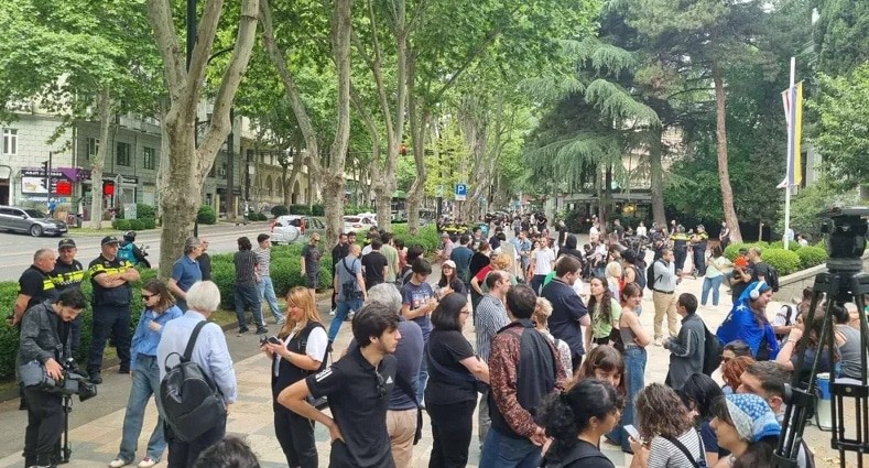 Участники протестной акции около Тбилисского госуниверситета. 8 июня 2024 года. Фото: "ИнтерпрессНьюс" https://www.interpressnews.ge/ru/article/160828-studenty-provodiat-aktsiiu-protesta-u-2-go-korpusa-tgu-gde-dolzhen-provesti-lektsiiu-premer-ministr Участники протестной акции около Тбилисского госуниверситета. 8 июня 2024 года. Фото: "ИнтерпрессНьюс" https://www.interpressnews.ge/ru/article/160828-studenty-provodiat-aktsiiu-protesta-u-2-go-korpusa-tgu-gde-dolzhen-provesti-lektsiiu-premer-ministr