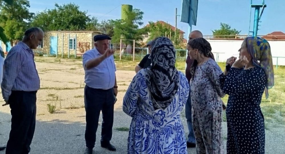 Жители Зеленоморска на встрече с представителями властей. Фото из телеграм-канала администрации села Зеленоморск https://t.me/zelenomorskMO/589 Жители Зеленоморска на встрече с представителями властей. Фото из телеграм-канала администрации села Зеленоморск https://t.me/zelenomorskMO/589