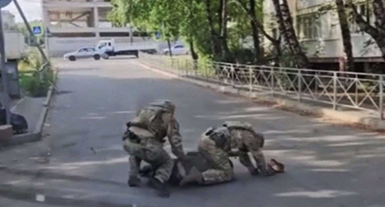 ФСБ задерживают подозреваемого. 19 июля 2024 г. Скриншот видео ФСБ РФ
