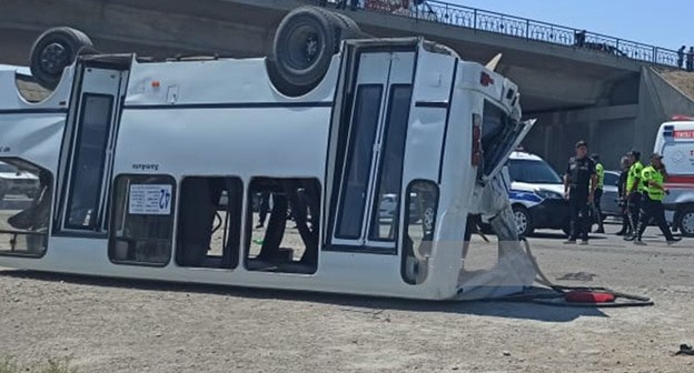 На месте столкновения автобусов. 2 августа 2024 г. Фото: https://www.vesti.az/proisshestviye/v-azerbaidzane-10-celovek-polucili-travmy-pri-stolknovenii-dvux-passazirskix-avtobusov-foto-522017 На месте столкновения автобусов. 2 августа 2024 г. Фото: https://www.vesti.az/proisshestviye/v-azerbaidzane-10-celovek-polucili-travmy-pri-stolknovenii-dvux-passazirskix-avtobusov-foto-522017