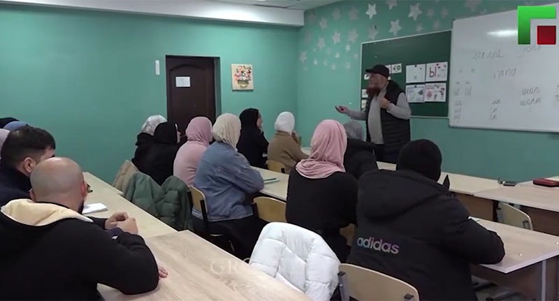 Беженцы из Палестины на уроке русского языка. Кадр из видео https://www.instagram.com/groznytv/?hl=ru (деятельность компании Meta (владеет Facebook, Instagram и WhatsApp) запрещена в России) Беженцы из Палестины на уроке русского языка. Кадр из видео https://www.instagram.com/groznytv/?hl=ru (деятельность компании Meta (владеет Facebook, Instagram и WhatsApp) запрещена в России)