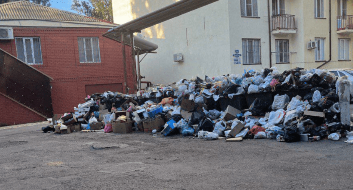 Мусор во дворе дома по проспекту Гамидова, 75 в Махачкале. Скриншот фото из Telegram-канала "Черновик" от 19.06.24, https://t.me/chernovik/73117 Мусор во дворе дома по проспекту Гамидова, 75 в Махачкале. Скриншот фото из Telegram-канала "Черновик" от 19.06.24, https://t.me/chernovik/73117