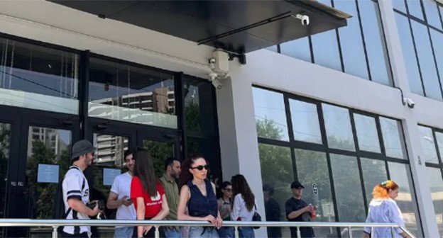 Сотрудники Evolution Georgia возле офиса. Фото: "Новости Грузия" https://www.newsgeorgia.ge Сотрудники Evolution Georgia возле офиса. Фото: "Новости Грузия" https://www.newsgeorgia.ge