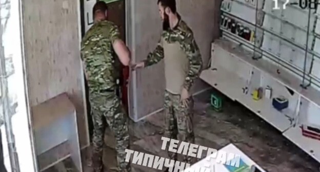 Два бойца ограбили салон сотовой связи в Курской области. Стоп-кадр видео из Telegram-канала "Типичный Курск" от 18.08.24, https://t.me/kursk_tipich/16355 Два бойца ограбили салон сотовой связи в Курской области. Стоп-кадр видео из Telegram-канала "Типичный Курск" от 18.08.24, https://t.me/kursk_tipich/16355