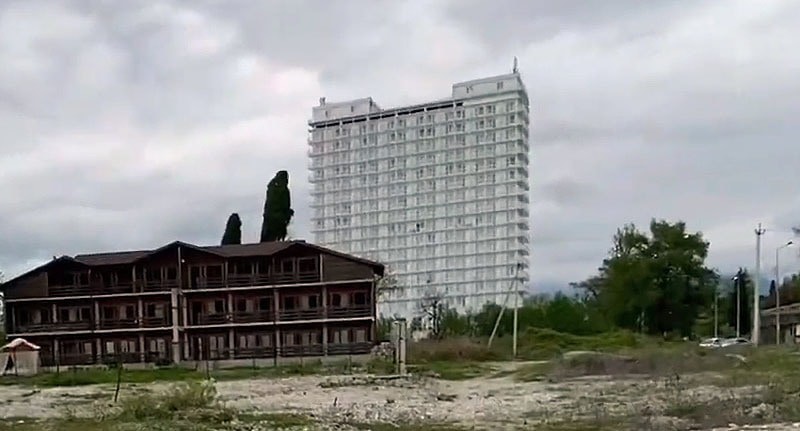 Отель "Россия" в Гудауте. Кадр из видео https://www.youtube.com/watch?v=ekVj-tlk2T8&t=411s Отель "Россия" в Гудауте. Кадр из видео https://www.youtube.com/watch?v=ekVj-tlk2T8&t=411s