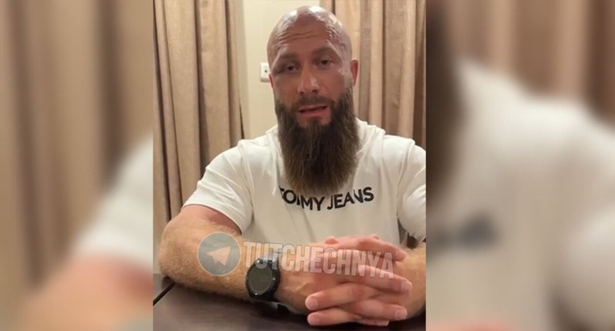 Житель Дагестана записывает извинения перед Рамзаном Кадыровым. Кадр из видео https://t.me/chattutchechnya/836198 Житель Дагестана записывает извинения перед Рамзаном Кадыровым. Кадр из видео https://t.me/chattutchechnya/836198