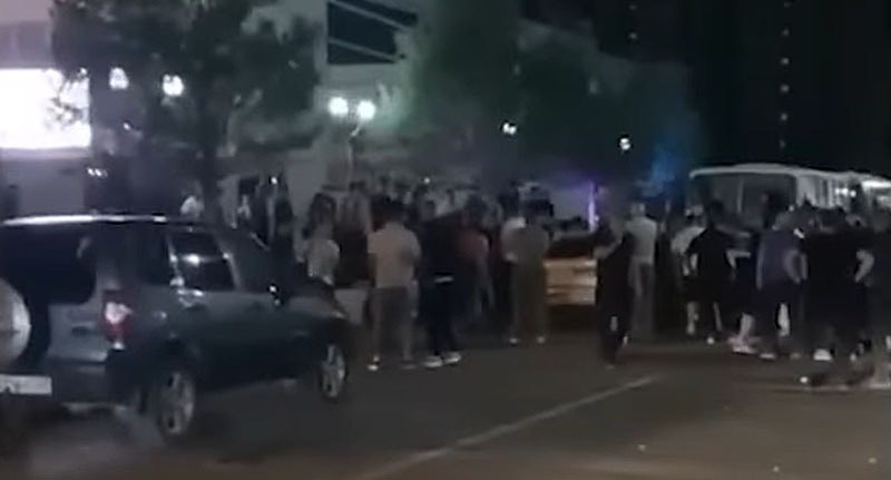 Массовая драка в поселке Афипский. Кадр из видео https://www.youtube.com/watch?v=_Vv4OpXffcc Массовая драка в поселке Афипский. Кадр из видео https://www.youtube.com/watch?v=_Vv4OpXffcc