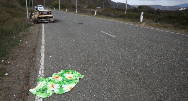 Обгоревший гражданский автомобиль и вещи на Лачинской дороге после исхода армянского населения из Карабаха. Октябрь 2023 года. Фото Азиза Каримова для "Кавказского узла". Обгоревший гражданский автомобиль и вещи на Лачинской дороге после исхода армянского населения из Карабаха. Октябрь 2023 года. Фото Азиза Каримова для "Кавказского узла".