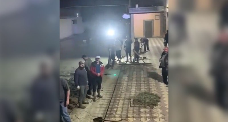 Жители махачкалинского поселка Караман 2 самостоятельно обустраивают дорогу. Кадр из видео - https://vk.com/wall-74219800_2579658 Жители махачкалинского поселка Караман 2 самостоятельно обустраивают дорогу. Кадр из видео - https://vk.com/wall-74219800_2579658