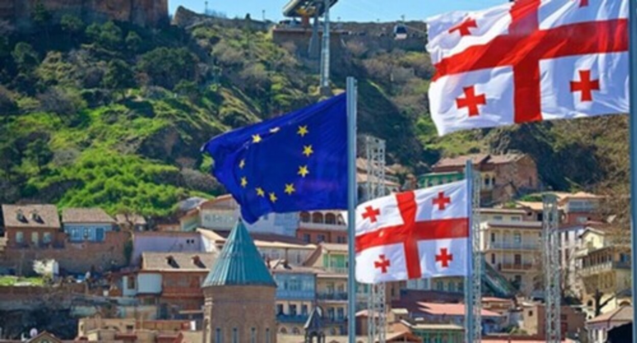Флаги Евросоюза и Грузии. Фото: Noi.md https://noi.md/ru/raznoe/evrosoyuz-obespokoen-vse-bolishim-otstupleniem-gruzii-ot-obshhej-vneshnej-politiki-s-es
