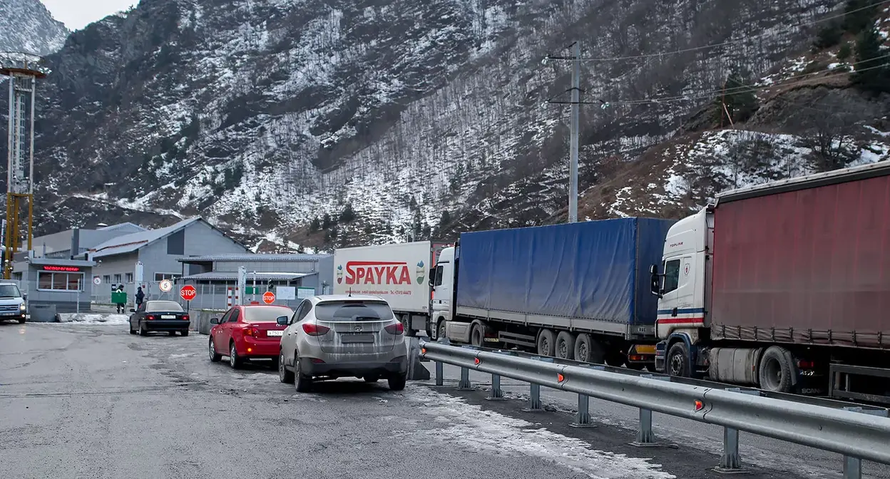 Скопление машин на пропускном пункте "Верхний Ларс". Фото: МЧС РФ