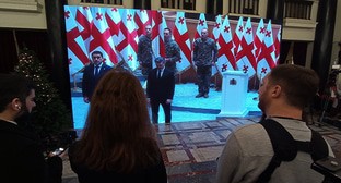 Журналисты наблюдающие за инаугурацией президента по монитору. Фото Инны Кукуджановой для 