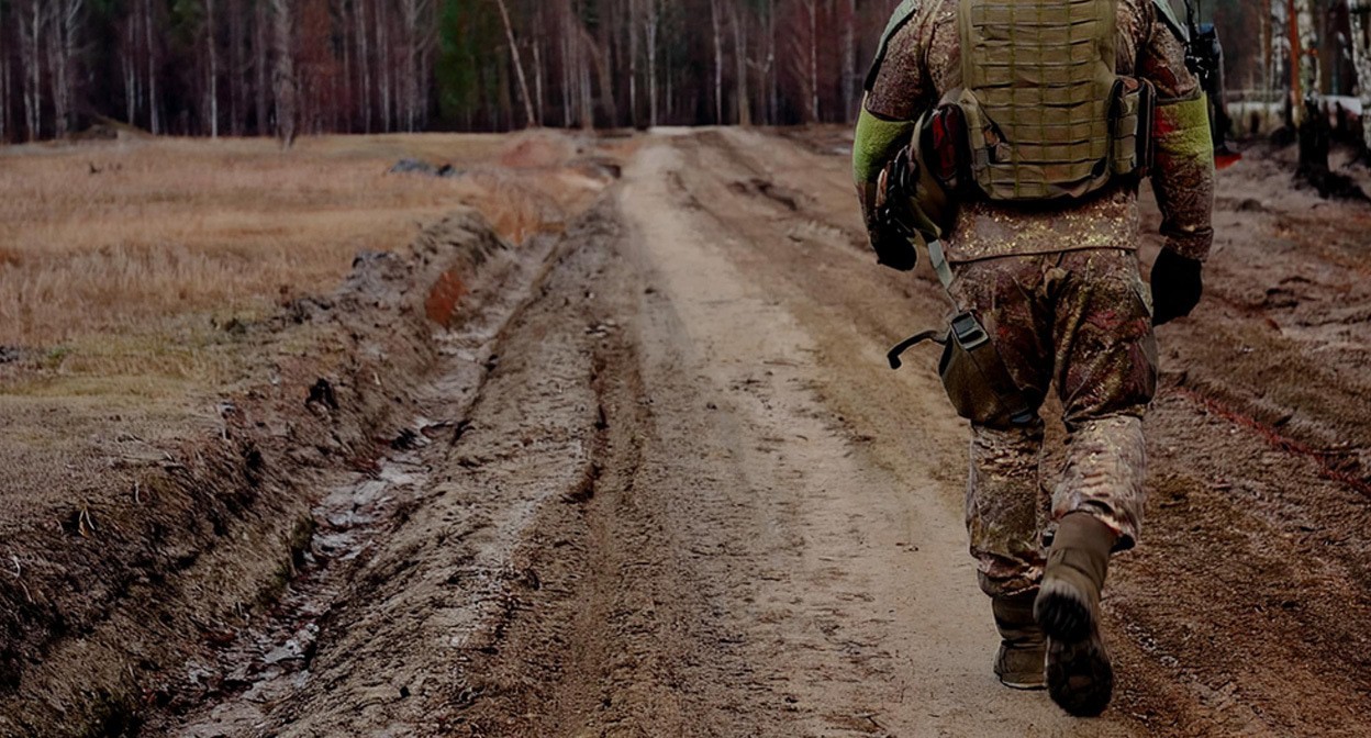 Военный идет по дороге. Иллюстрация создана «Кавказским узлом» с помощью ИИ в программе Photoshop
