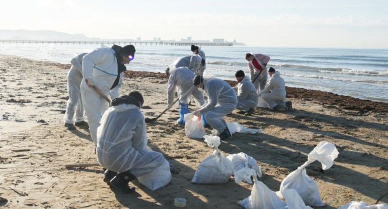 Уборка мазута на черноморском побережье. Декабрь 2024 г. Фото: «Администрация Краснодарского края» / Telegram
