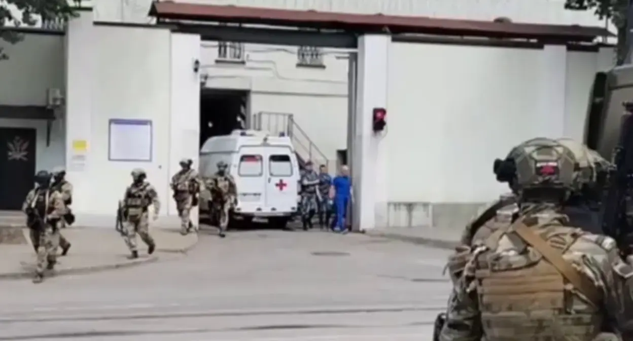 Кадр из видео силовой операции в СИЗО в Ростове-на-Дону, где был захват заложников. 16 июня 2024 г.
Фото: официальный телеграм-канал Росгвардии