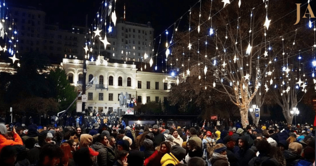 Участники акции протеста в Тбилиси. Скриншот фото JamNews от 23.12.24, https://t.me/jamnewsru/21308