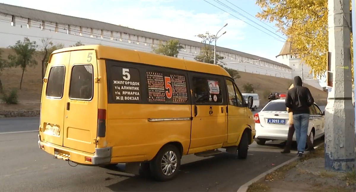 Маршрутка в Астрахани. Кадр из видео https://www.youtube.com/watch?v=FFOxuCDDa1Q Маршрутка в Астрахани. Кадр из видео https://www.youtube.com/watch?v=FFOxuCDDa1Q