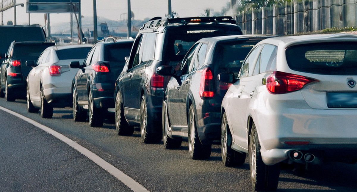 Очередь из машин. Иллюстрация создана «Кавказским узлом» с помощью ИИ в программе Photoshop
