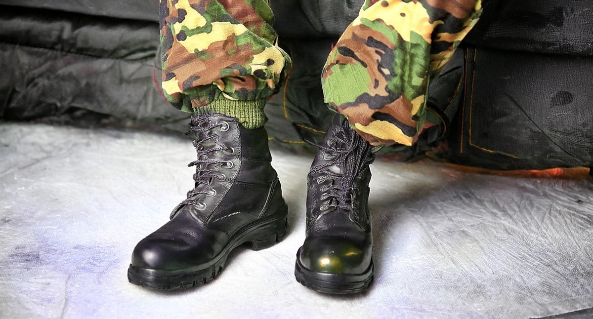 Ноги солдата в квартире. Иллюстрация создана "Кавказским узлом" с помощью ИИ в программе Photoshop Ноги солдата в квартире. Иллюстрация создана "Кавказским узлом" с помощью ИИ в программе Photoshop