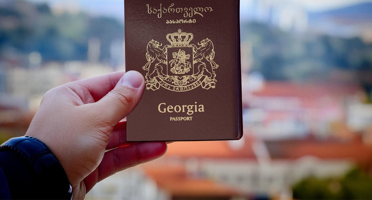 Паспорт Грузии. Иллюстрация создана «Кавказским узлом» с помощью ИИ в программе Photoshop Паспорт Грузии. Иллюстрация создана «Кавказским узлом» с помощью ИИ в программе Photoshop