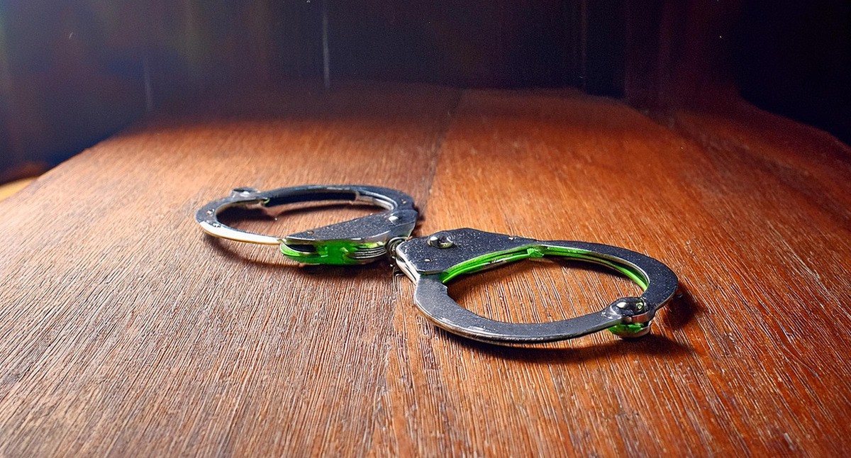 Наручники. Иллюстрация создана «Кавказским узлом» с помощью ИИ в программе Photoshop
