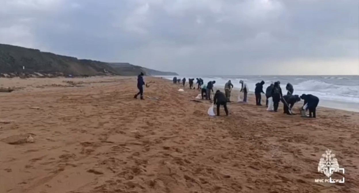 Уборка мазута с пляжа. Фото: МЧС России