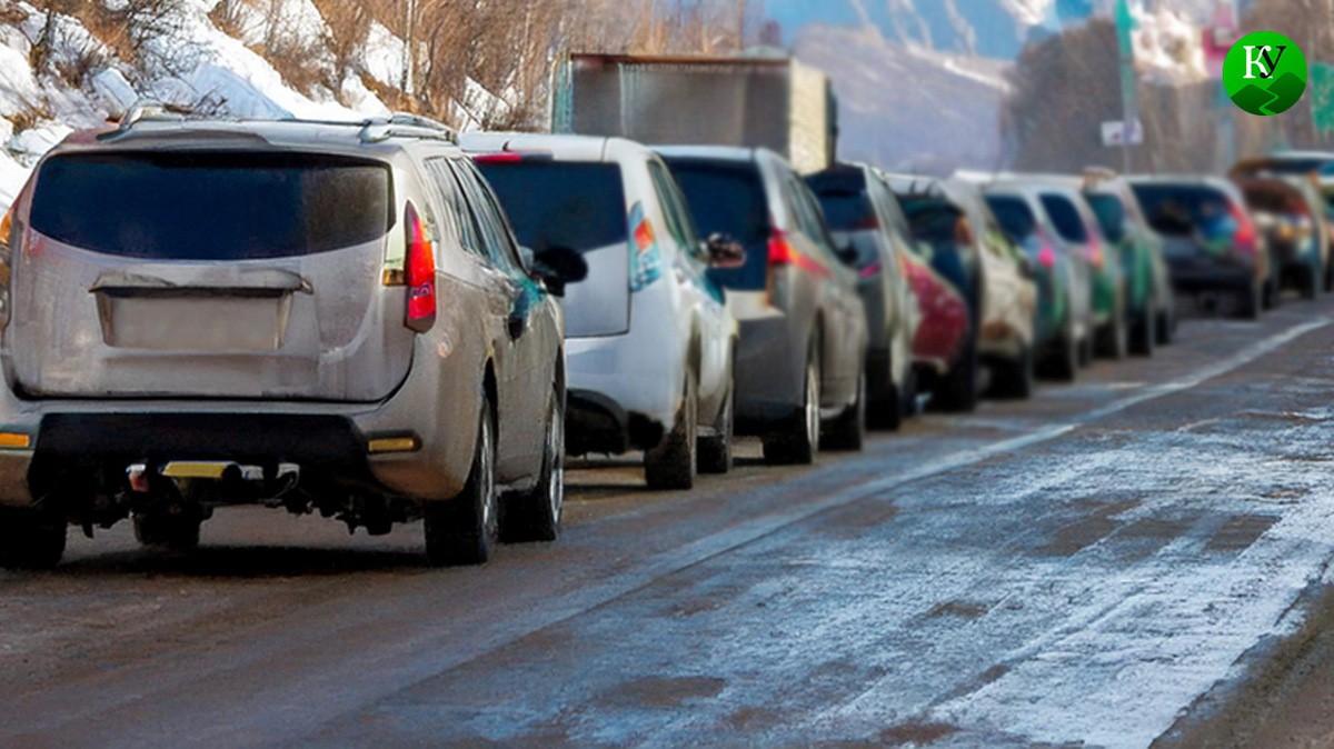 Машины в очереди. Иллюстрация создана «Кавказским узлом» с помощью ИИ в программе Photoshop