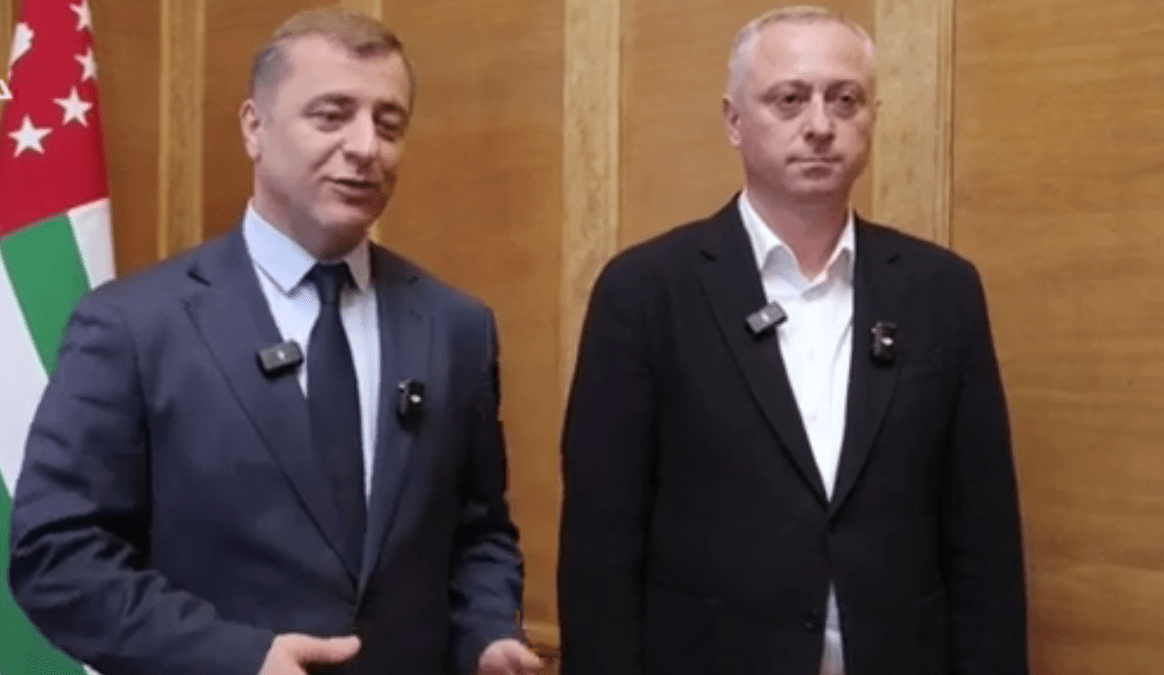 Адгур Ардзинба (слева) и Бадра Гунба. Стоп-кадр видео "Апсныпресс" от 21.02.25, https://t.me/apsnypress/17266

