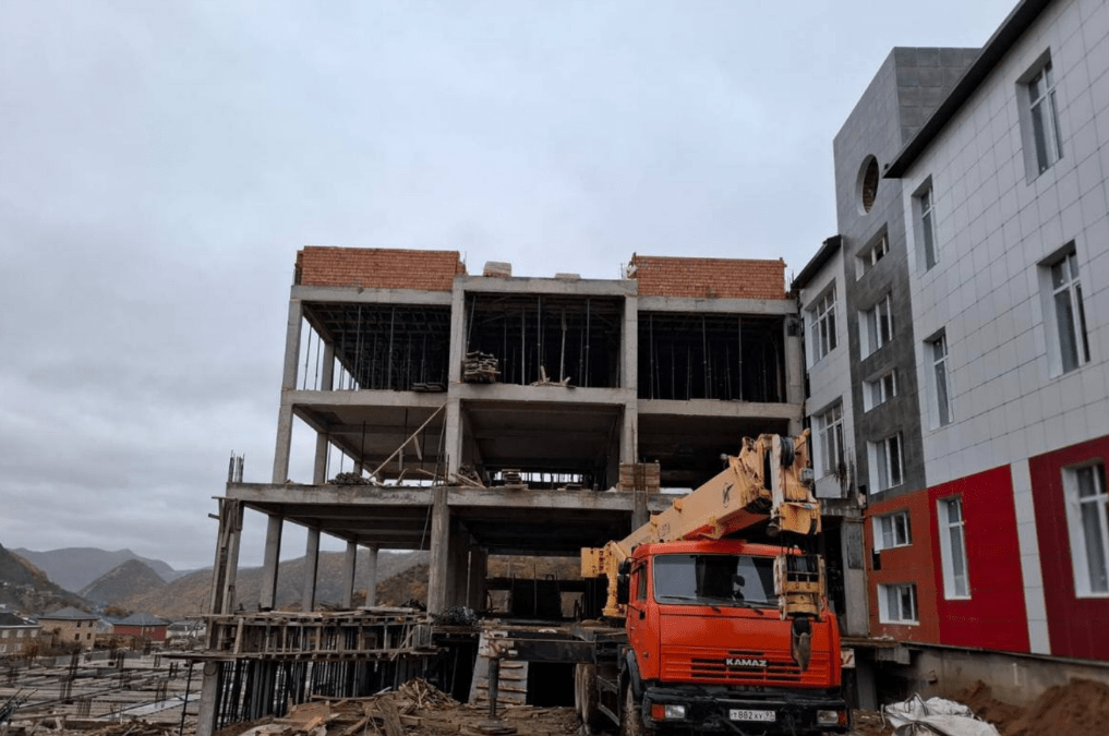 Состояние школы в селе Хурик на ноябрь 2024 года. Скриншот фото из Telegram-канала дирекции единого госзаказчика от 06.11.24, https://t.me/GKUDEGZZ/2333?single.