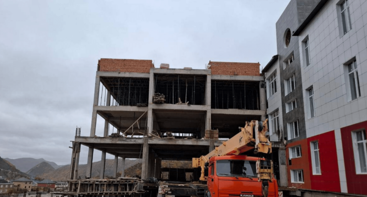 Состояние школы в селе Хурик на ноябрь 2024 года. Скриншот фото из Telegram-канала дирекции единого госзаказчика от 06.11.24, https://t.me/GKUDEGZZ/2333?single.