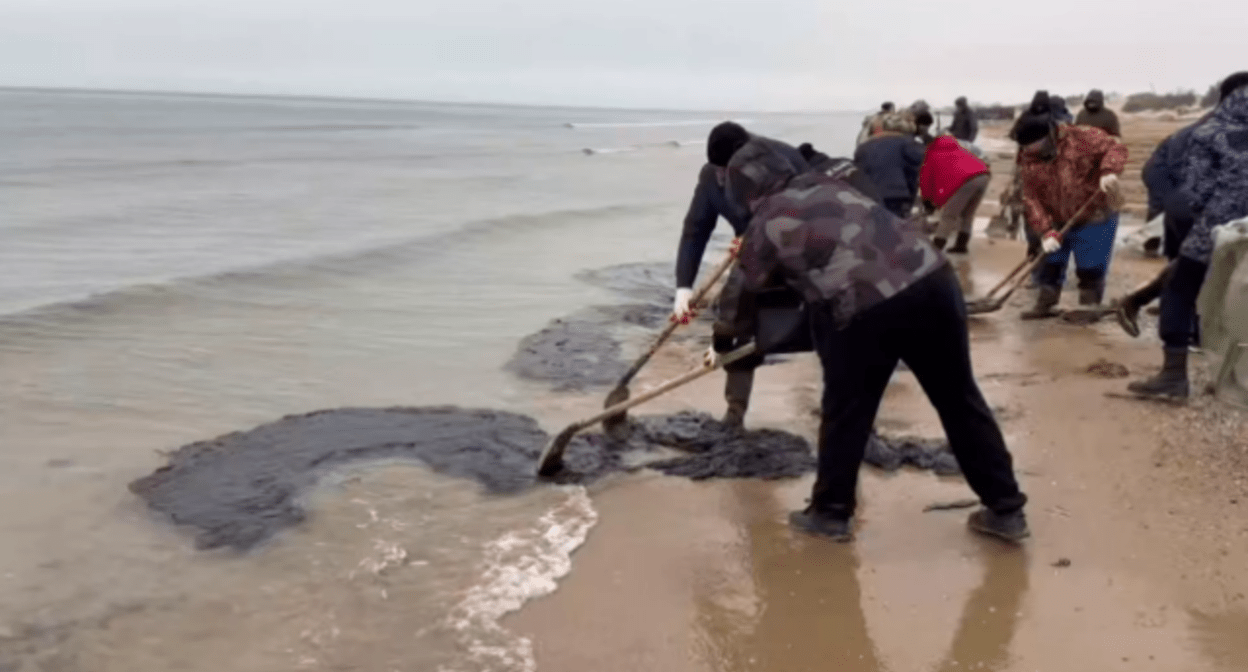 Уборка мазута на пляже Краснодарского края. Фото: оперштаб Кубани