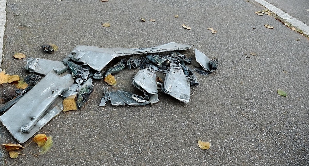 Обломки БПЛА. Иллюстрация создана "Кавказским узлом" с помощью ИИ в программе Photoshop