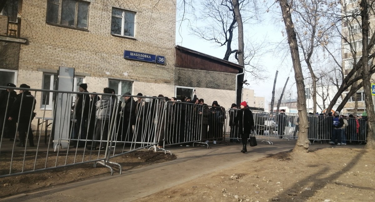 Граждане Абхазии около избирательного участка в Москве. 1 марта 2025 года. Фото Александра Степанова для "Кавказского узла".