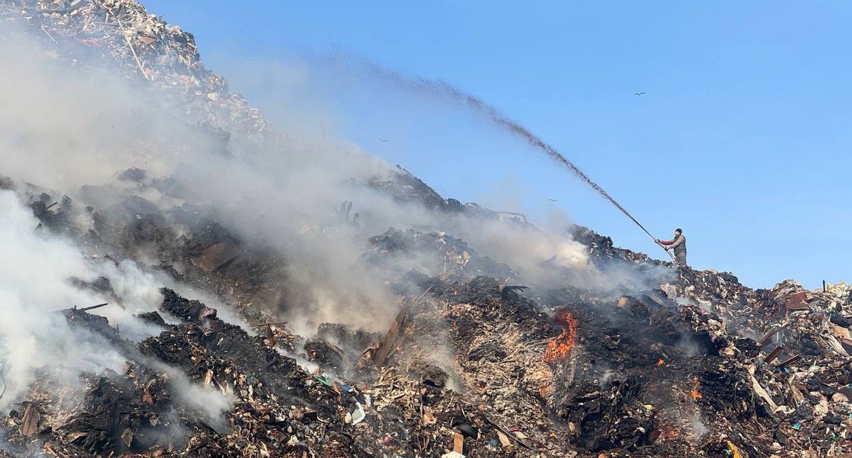 Тушение пожара на свалке. Фото: Telegram-канал заместителя главы Новороссийска Александра Гаврикова. Фото: Telegram-канал заместителя главы Новороссийска Александра Гаврикова