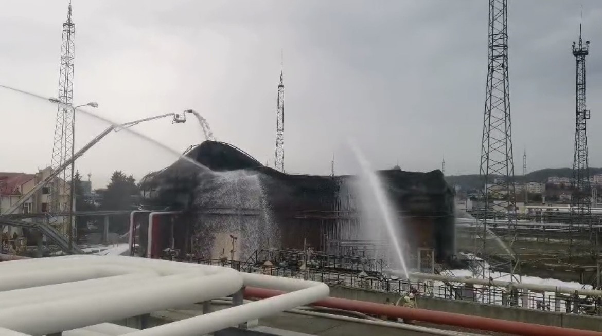 Тушение пожара на нефтекомплексе в Туапсе. Кадр из видео https://t.me/v_tuapse/10508 Тушение пожара на нефтекомплексе в Туапсе. Кадр из видео https://t.me/v_tuapse/10508