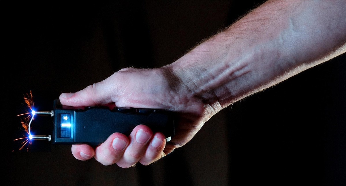 Электрошокер. Иллюстрация создана "Кавказским узлом" с помощью ИИ в программе Photoshop Электрошокер. Иллюстрация создана "Кавказским узлом" с помощью ИИ в программе Photoshop