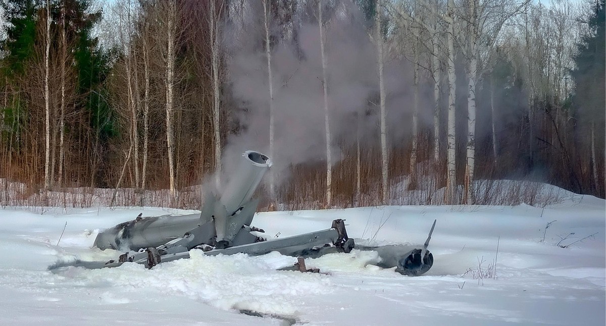 Обломки БПЛА. Иллюстрация создана "Кавказским узлом" с помощью ИИ в программе Photoshop Обломки БПЛА. Иллюстрация создана "Кавказским узлом" с помощью ИИ в программе Photoshop