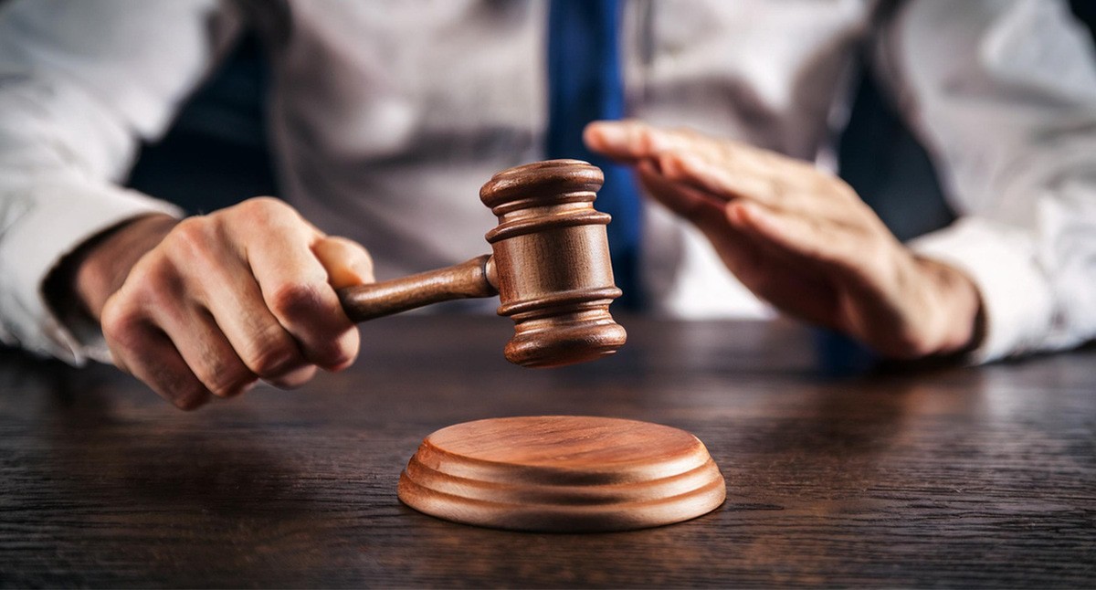 Молоток судьи. Иллюстрация создана «Кавказским узлом» с помощью ИИ в программе Copilot