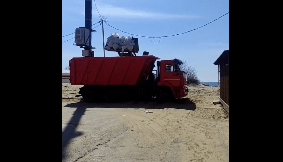 Мешки с песком грузят в самосвал. Скриншот фото из Telegram-канала Юрия Озаровского от 24.03.25, https://t.me/c/1482614470/1190360.
Мешки с песком грузят в самосвал. Скриншот фото из Telegram-канала Юрия Озаровского от 24.03.25, https://t.me/c/1482614470/1190360.