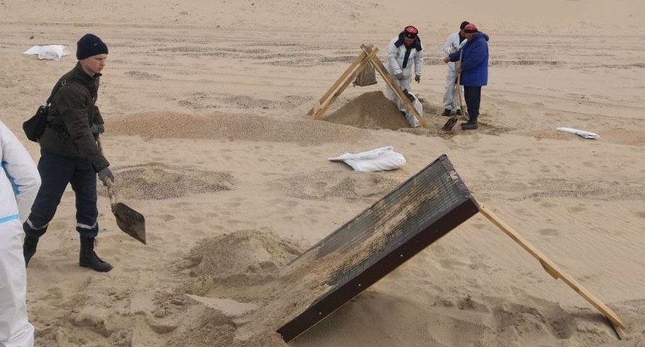 Участники уборки мазута с пляжа. Фото из телеграм-канала оперштаба Кубани https://t.me/opershtab23/12956