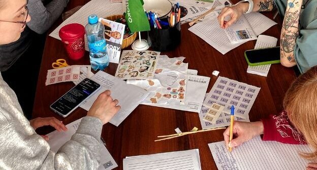 Участники вечера писем политзаключенным в одном из региональных отделений партии "Яблоко". Фото: пресс-служба партии / https://www.yabloko.ru/cat-news/2025/03/20